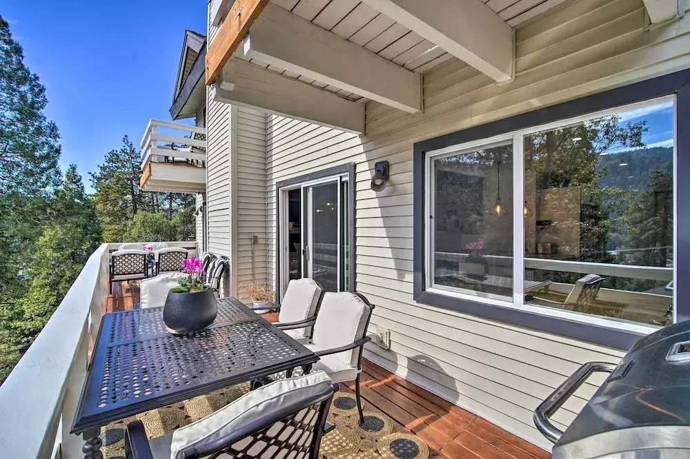 Picturesque Cabin: 2 Balconies, Walk to Lake!