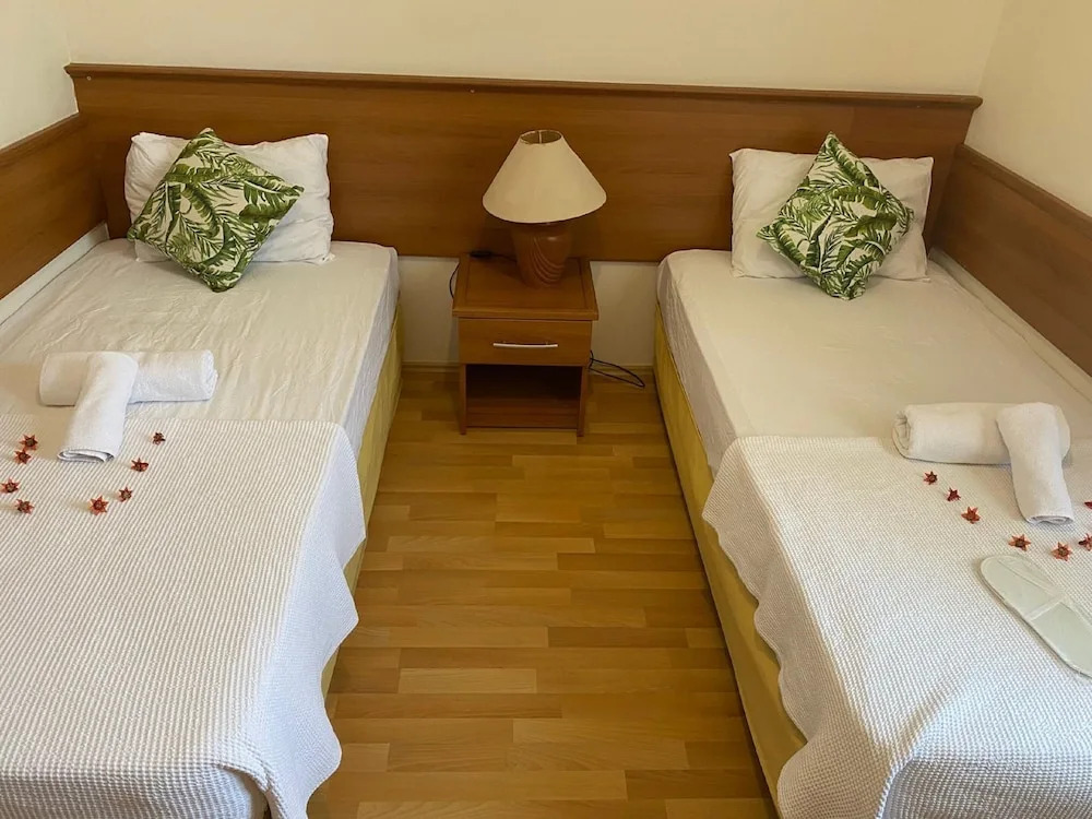 Felicity Hotel & Bungalows