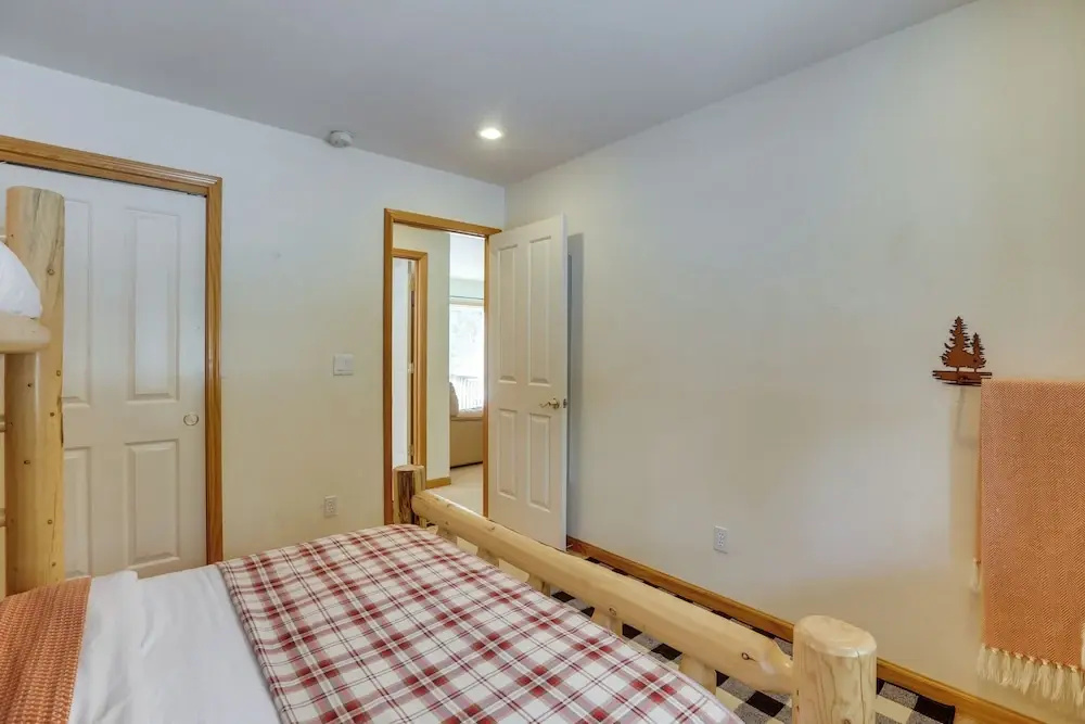 7 Mi to Northstar Resort: Tahoe Vista Family Cabin