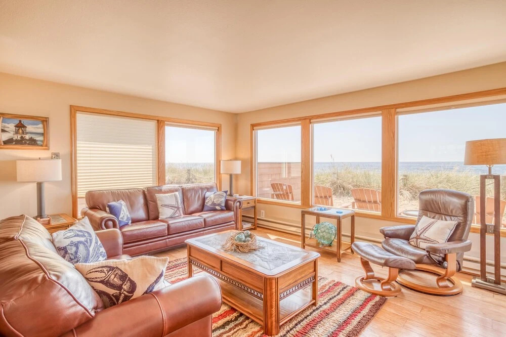 Breathtaking Ocean Views and Luxurious Comfort - Charming Beach Retreat
