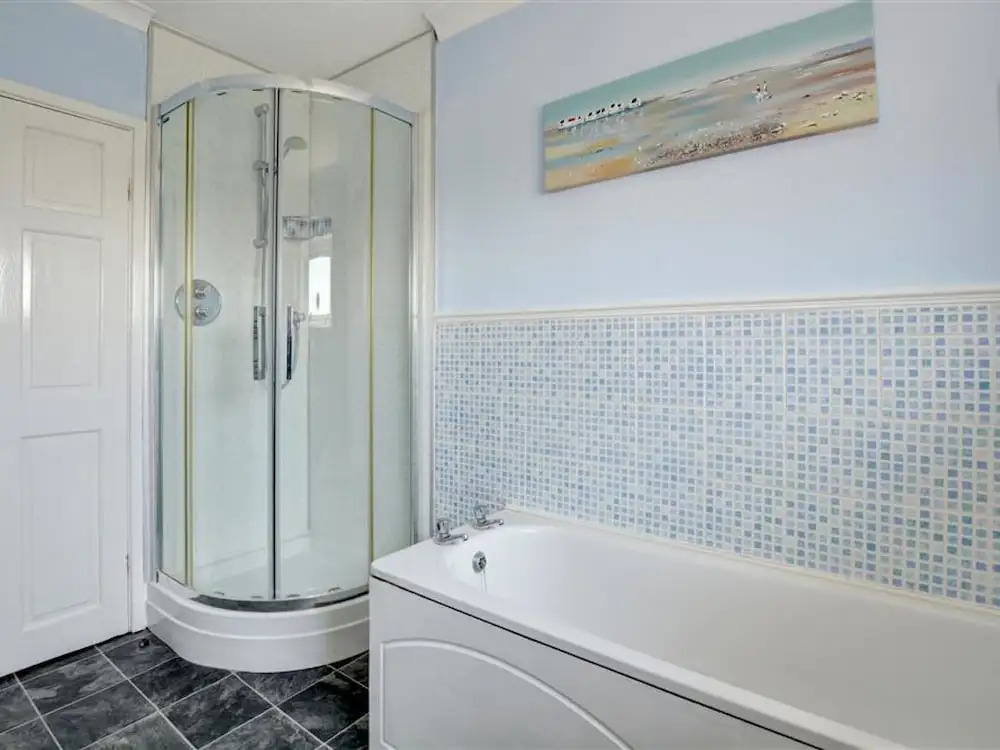 Detached Holiday Home With Beautiful Conservatory, Decorative Fireplace, and Charming Garden