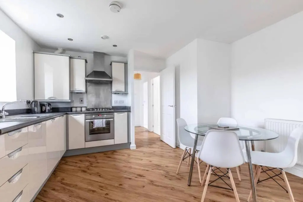 2 Bed/2 Bath & Free Parking - Langley/Heathrow