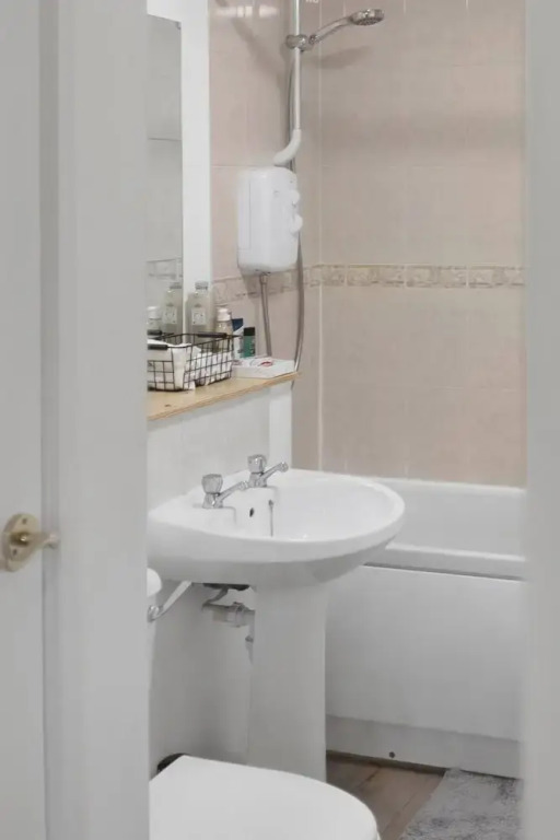 Cozy Edinburgh 2BR With CAR Parking