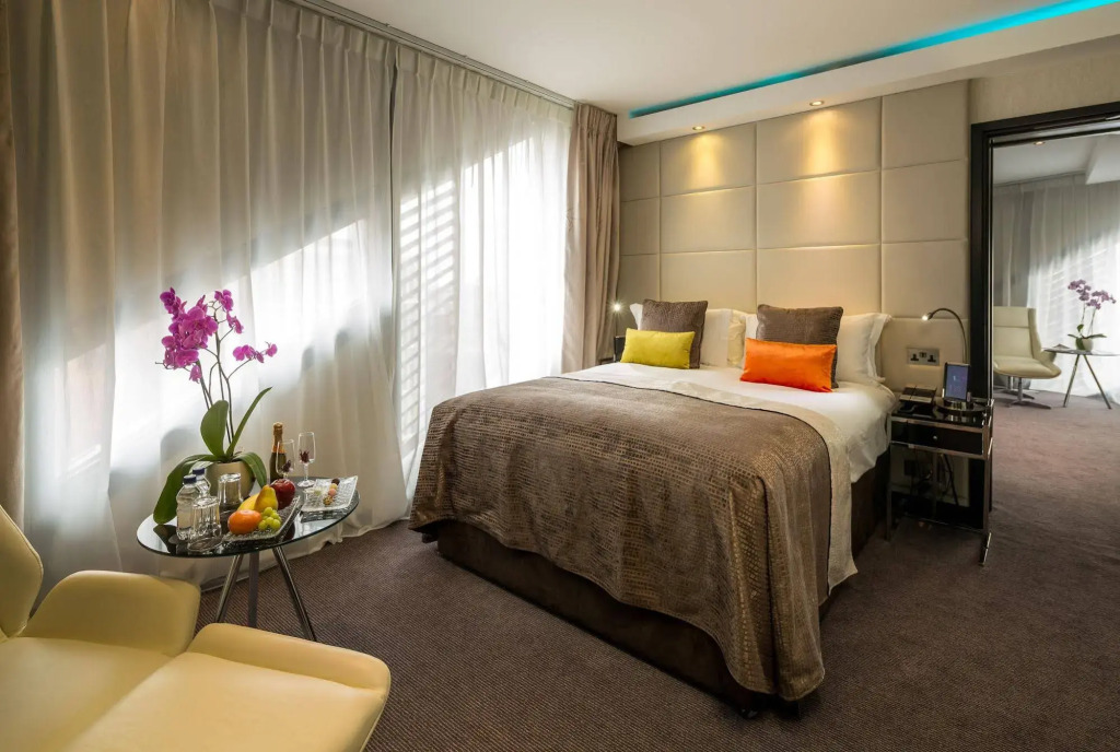 Montcalm East, Autograph Collection