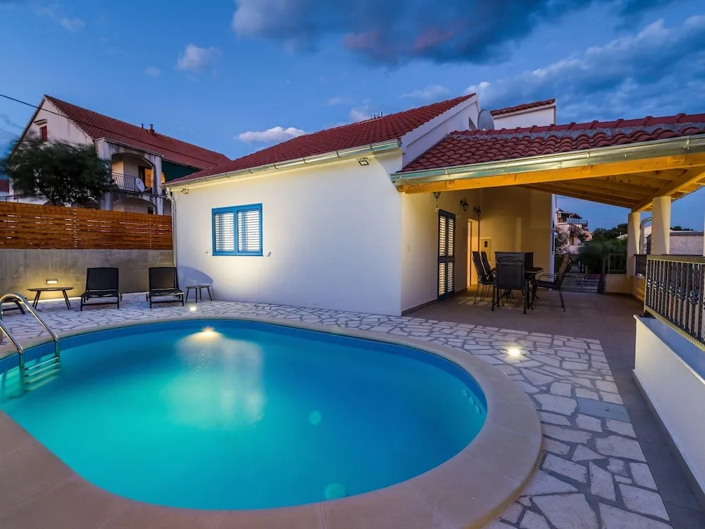 Charming Villa in Jasenice With Pool