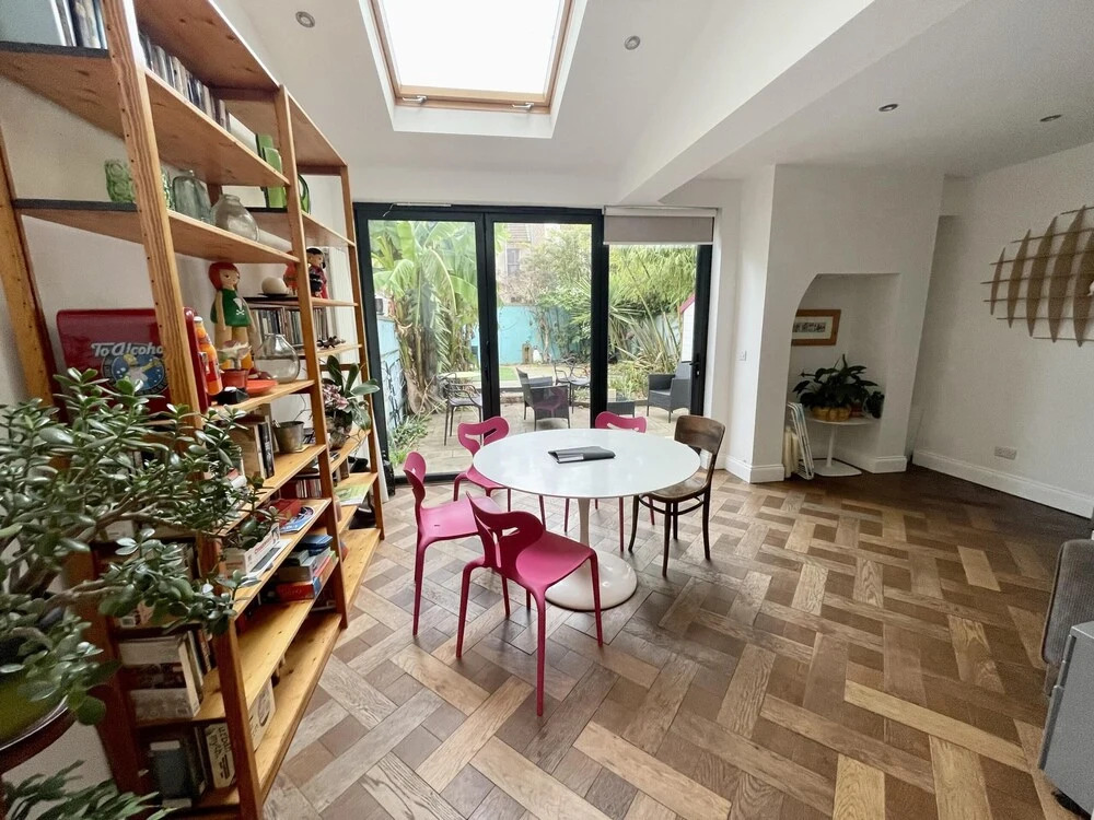 Colourful 3BD Home With Garden in Southville