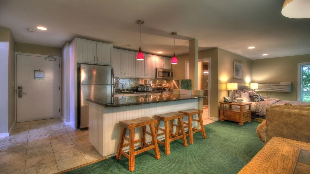 Kcis 342 - Renovated Two Room Condo Suite, Close To Mountain!