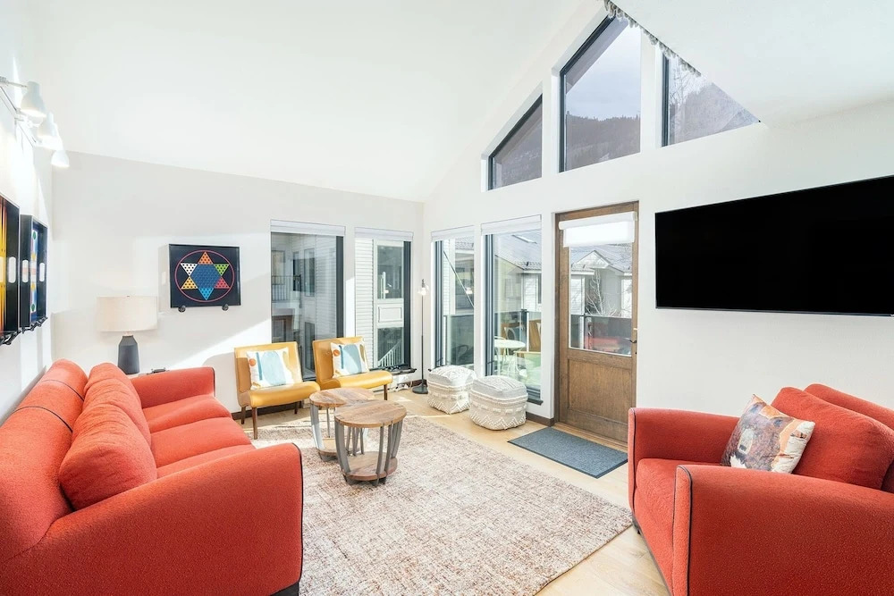 Hidden Gem, 4 Min To Lift 7 Garage, Hot Tub, Lux Kitchen, Big + Bright 4 Bedroom Condo by RedAwning