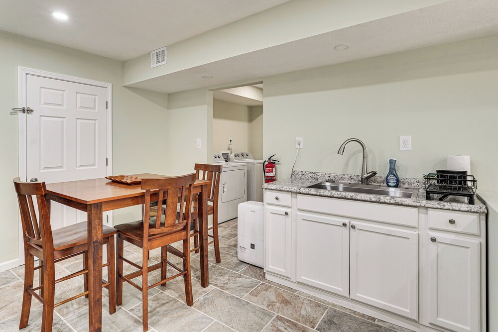 Near Bruce's Field, Downtown & Hospital! Cozy Unit