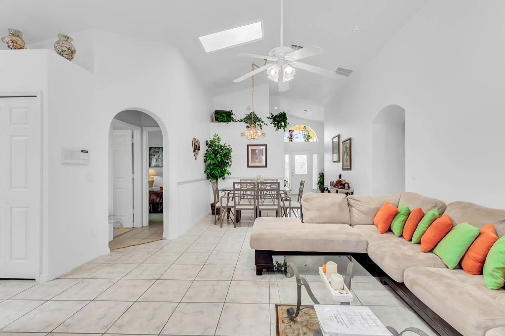 IC2539OL - 4 beds pool home - Water view