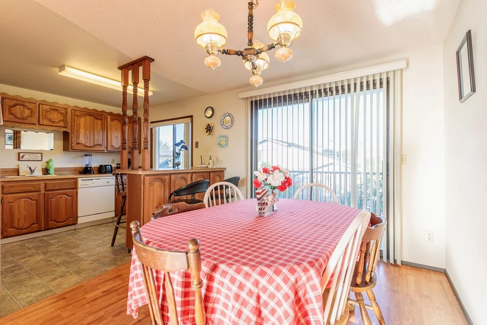 35 SW Hurbert St House - 3 Br home by RedAwning