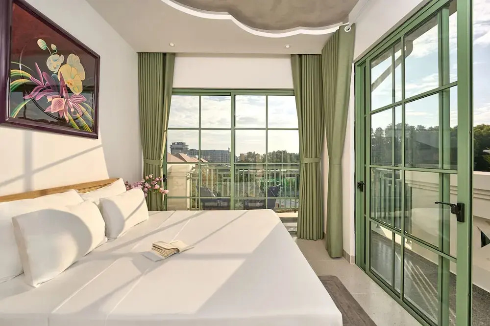 Luxury 4 bedroom Solar Villa