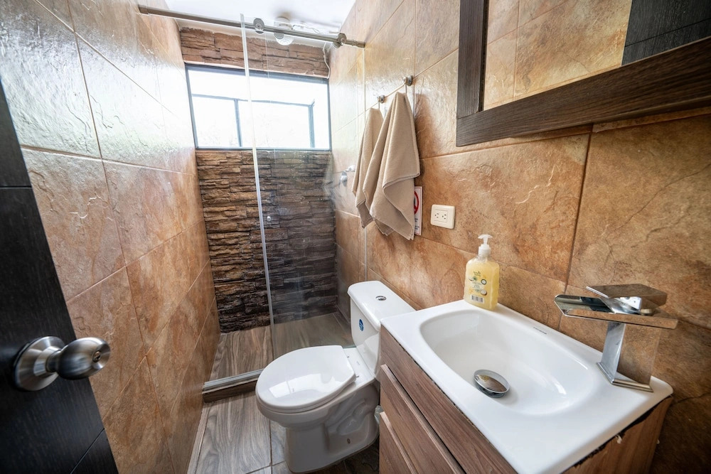 2 bedroom apartment 1 block Lleras park