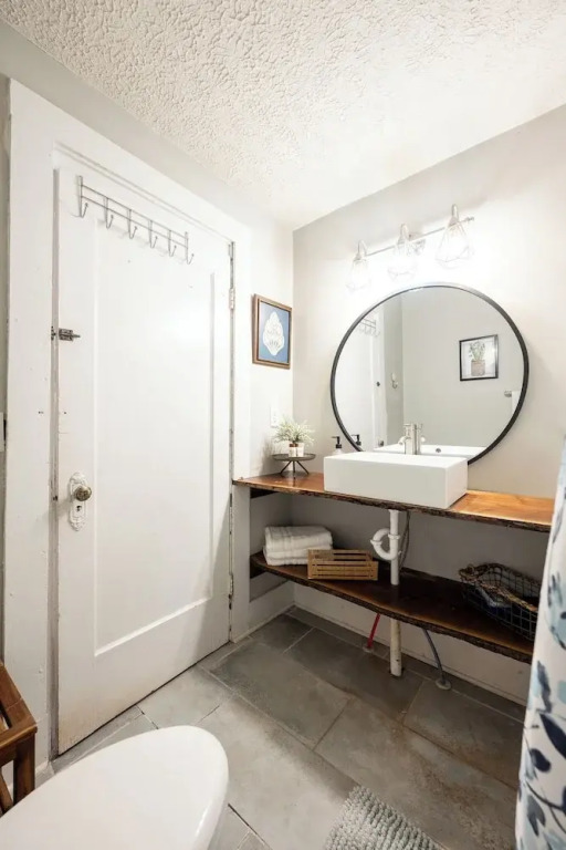 Spacious Duplex for 14 in Downtown