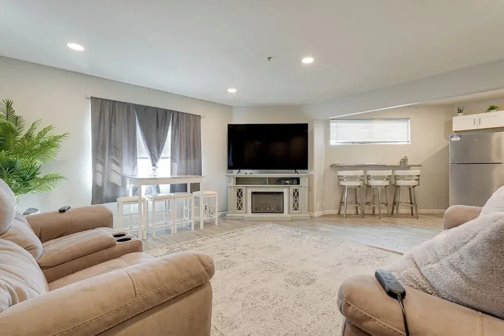 2 Mi to Old Town Scottsdale: Sleek Apartment