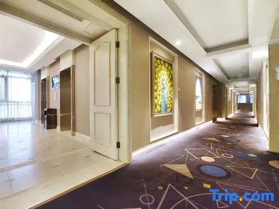 Five Elements Hotel (Wuhou New Town Shuangliu Airport CuQiao Subway station)