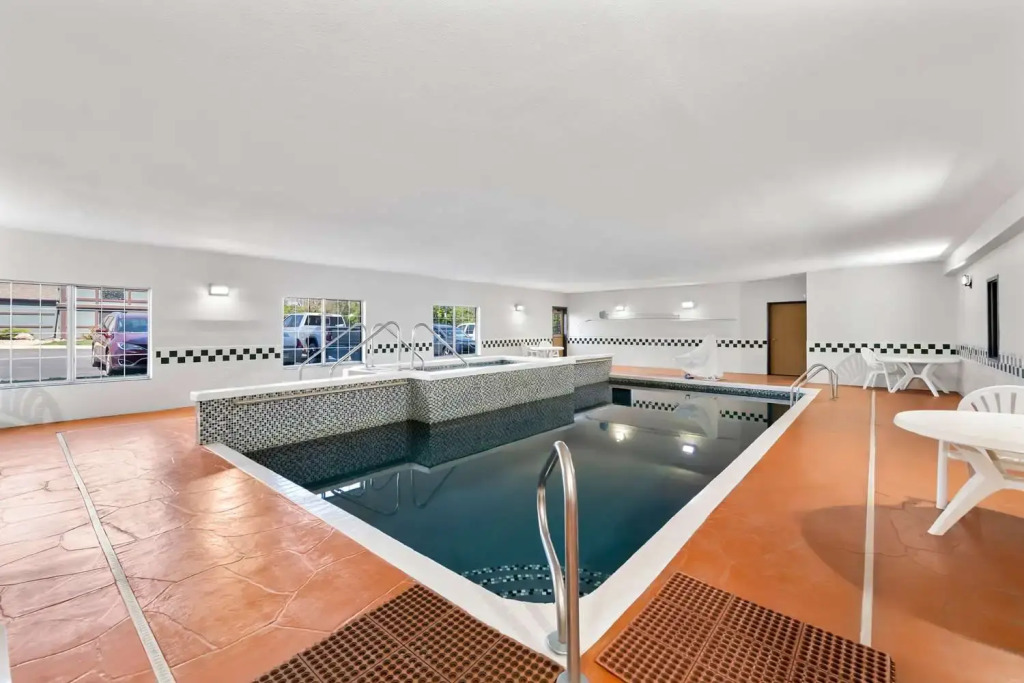 Country Inn & Suites by Radisson, Topeka West, KS