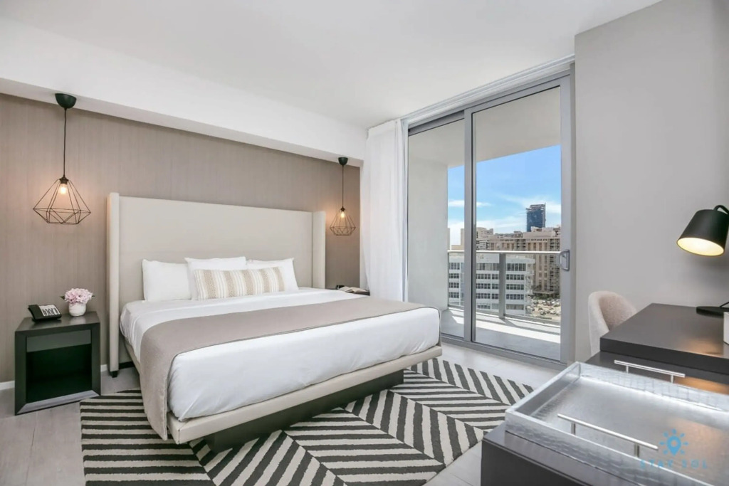 Corner Balcony -Enjoy 360   Views  Near Beach  Pool, Hollywood