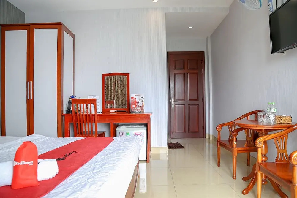 RedDoorz Plus near Hoang Van Thu Park