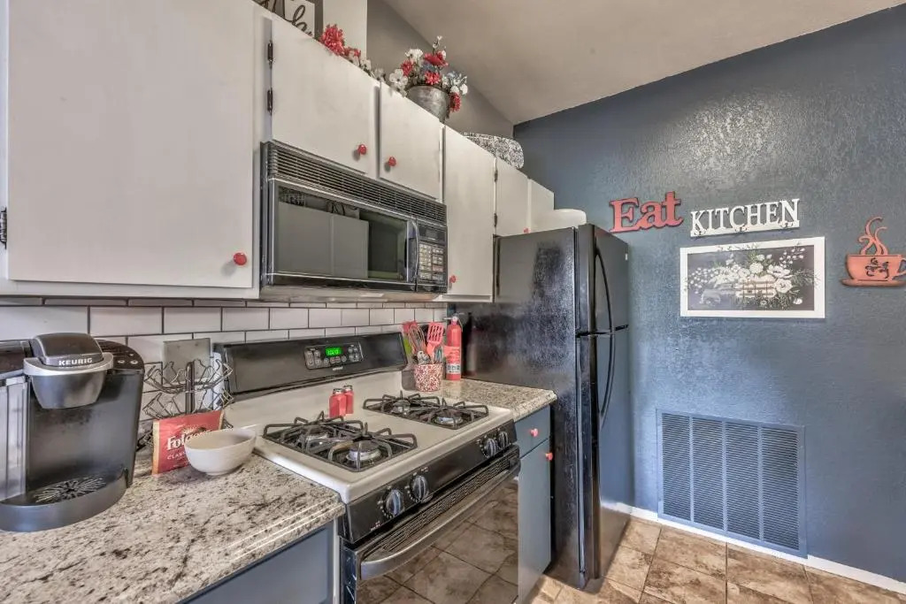 Cozy Up Haus, 3BRs, Game Room, Deck, Wi-Fi, Sleeps 8