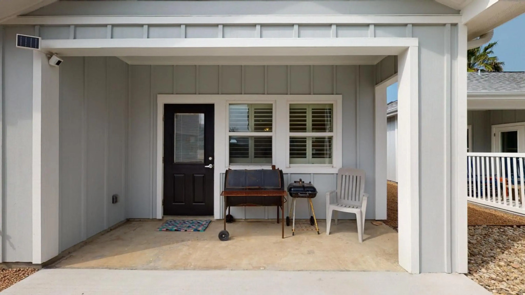 SFH201 Newly Renovated Ground Floor Townhome, Shared Pool, Near Beach