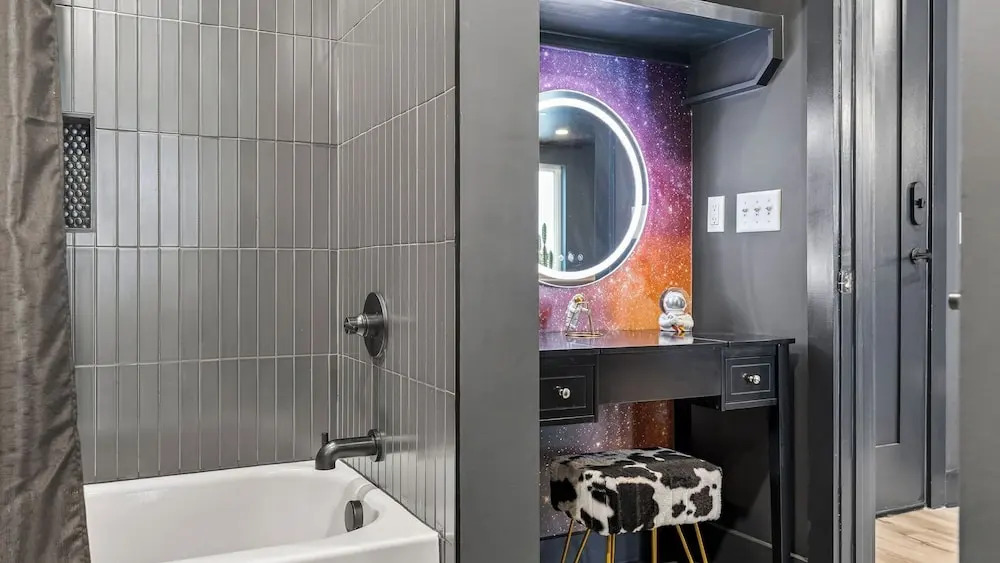 Cosmic Cowboy by Avantstay Design-forward Condo + Near Broadway, Coffee Shops and Breweries