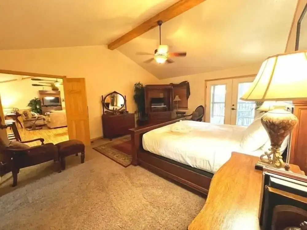 Lake view two bedroom, two bath log-sided cottage with private hot tub overlooking Lake Ouachita. by RedAwning