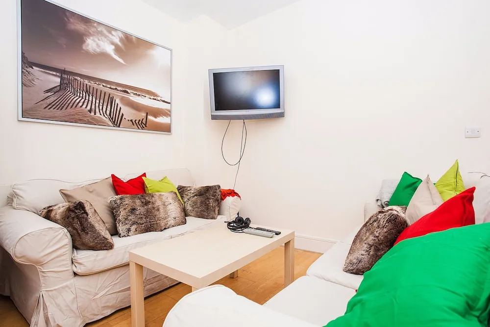 Modern & Spacious Home on Old Kent Road