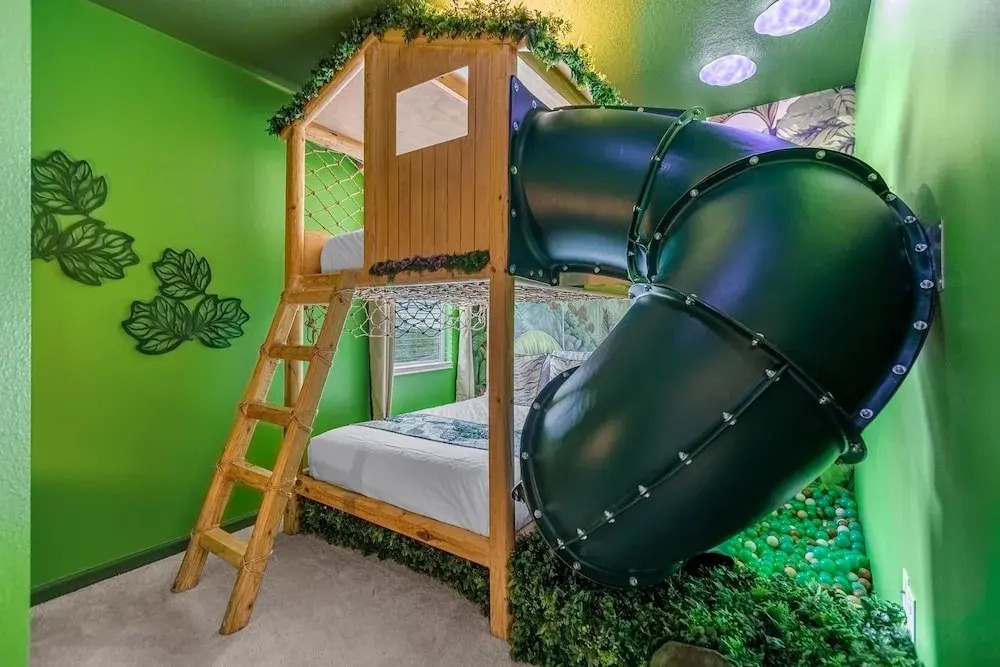 Upstay - Karaoke Mansion w Pool Cinema Themed Rooms