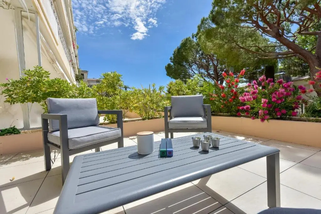 SERRENDY Luxury accommodation large terrace walk to the beaches
