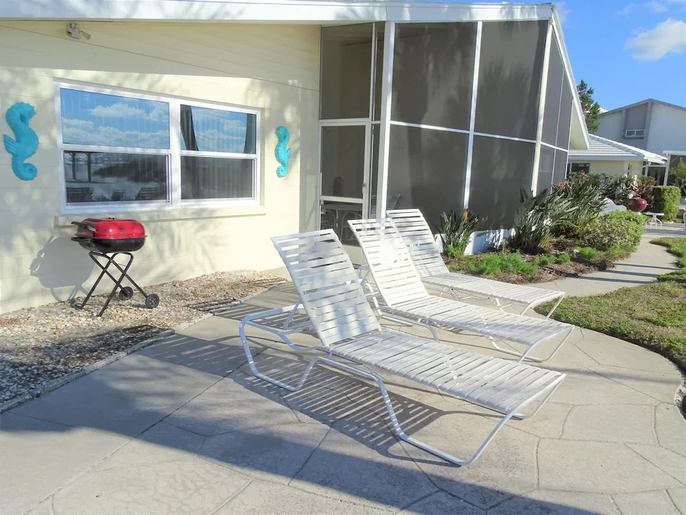 24 Aloha Kai 2 Bedrooms 1 Bathroom Apts