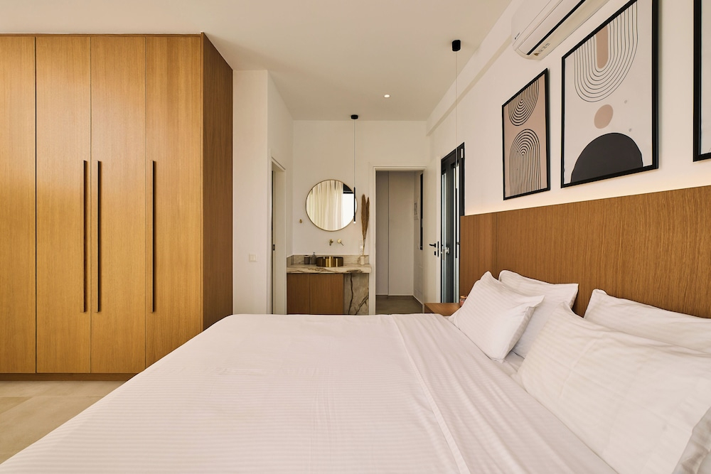POLYTELIA - Luxury Living