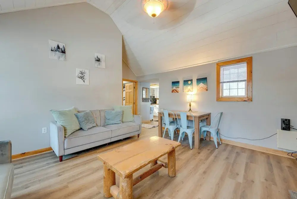 Pocono Couple's Getaway! Cute Cabin on 8 Acres