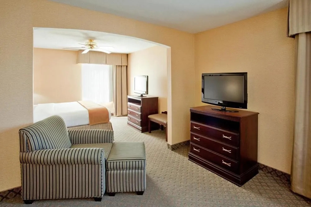 Days Inn & Suites South Boston