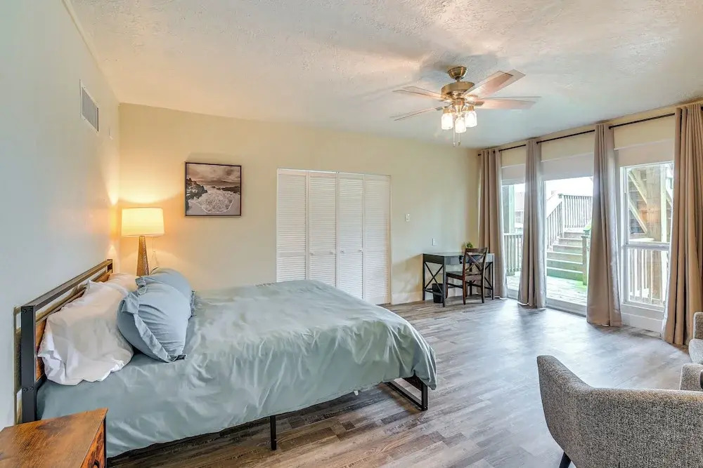 7 Mi to Kemah Boardwalk: Waterfront Houston Condo
