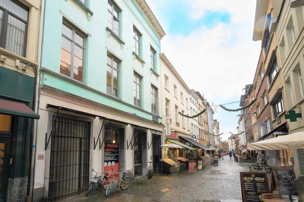 Deluxe Capital Street Stay for 12