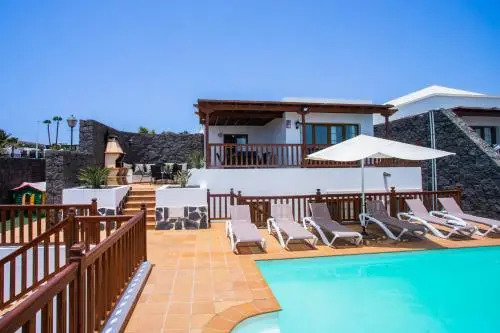 Villa 43 Sea Views, Pool,Games,Hot Tub, Office with Computer+ WIFI