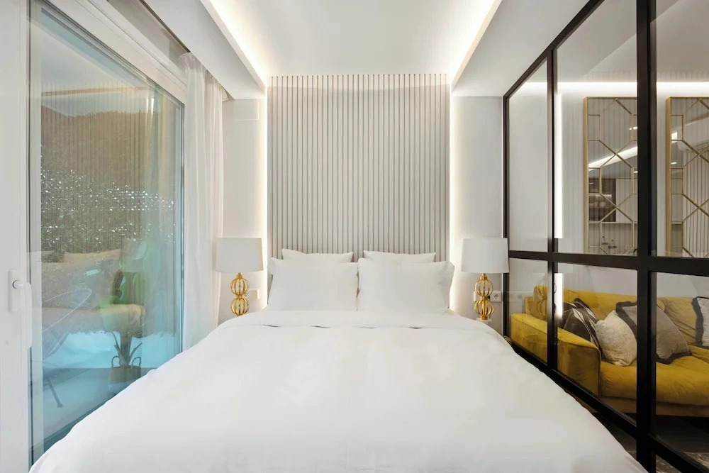Golden Mile Lux Sea View Suite & Balcony