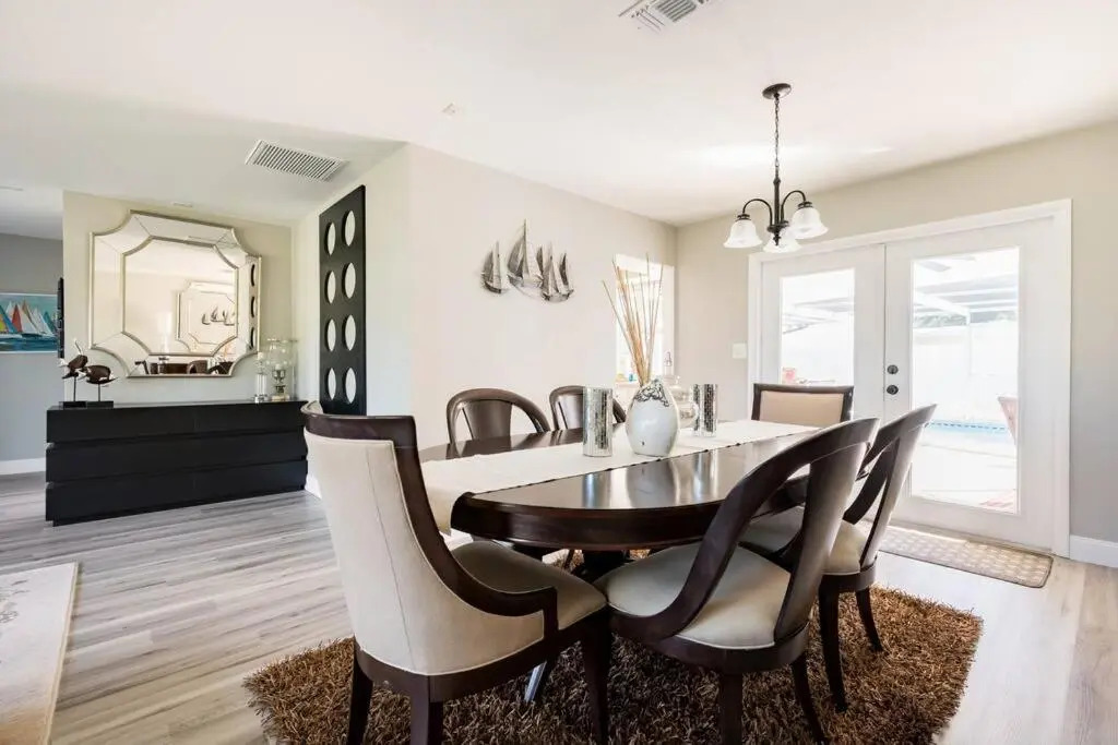 Elegant Heated Pool Home 12 minutes to the beaches of Anna Maria Island and IMG Academy