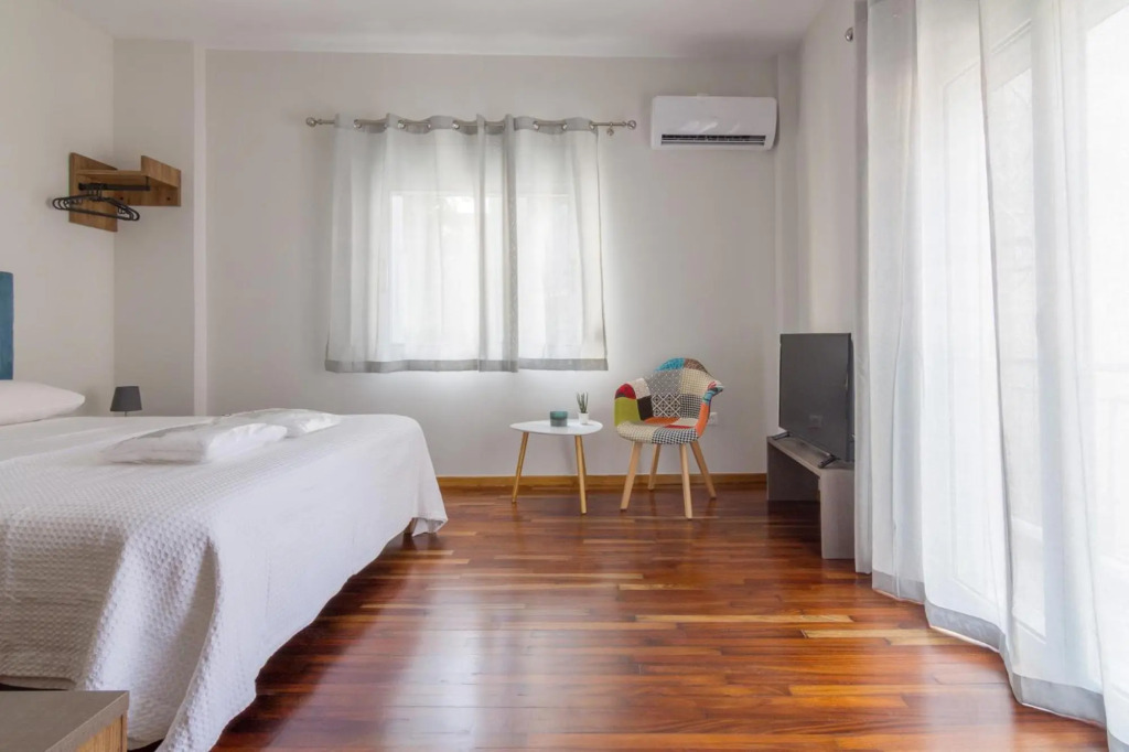 105 Adrianou Plaka