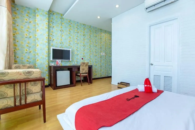 RedDoorz Plus @ Nguyen Thi Thap Street