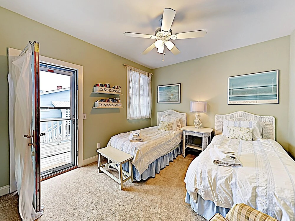 Charming & Spacious , 200 Steps From The Sand 3 Bedroom Condo