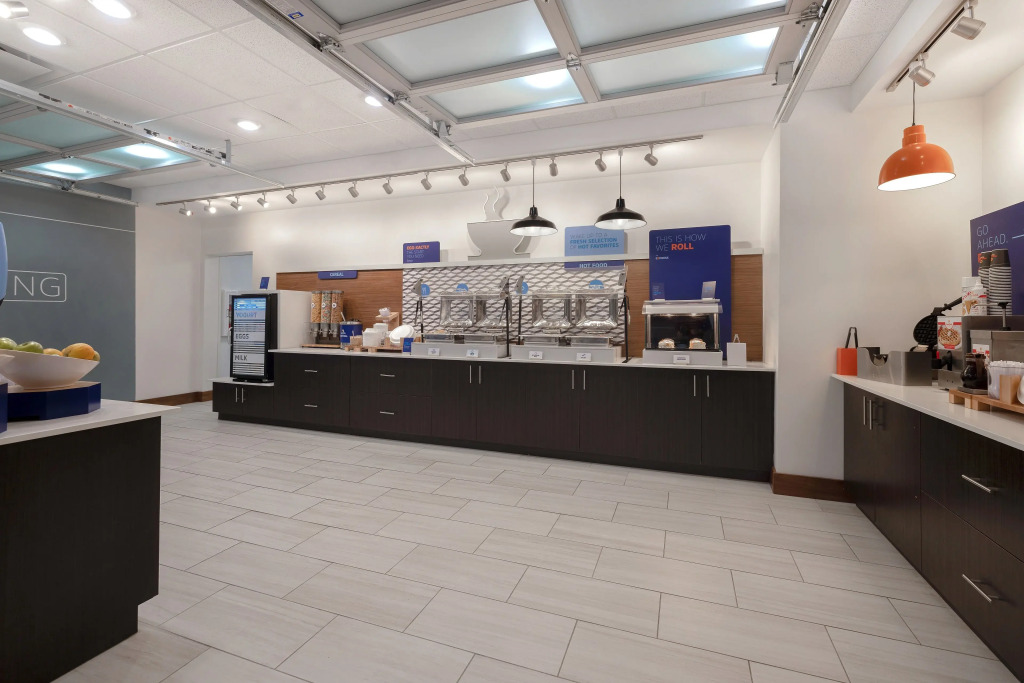Holiday Inn Express & Suites - Detroit - Dearborn by IHG