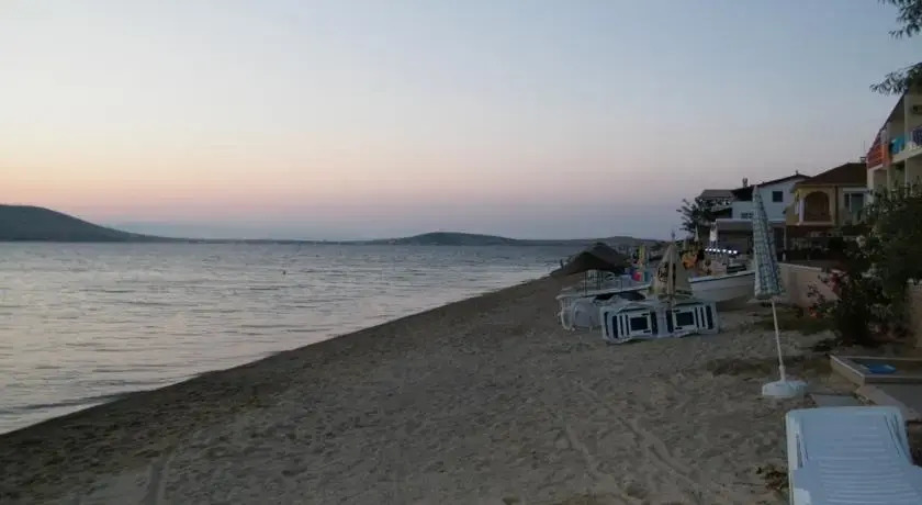 Gunes Yali