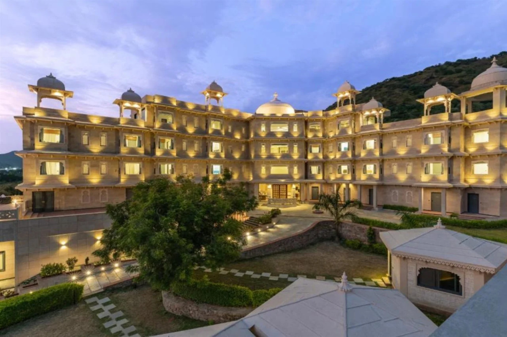 Traavista Aravali Mahal - Luxury Lake View Heritage Resort in Udaipur