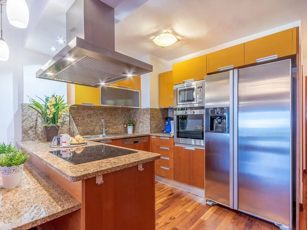 Modern Furnished Apartment Near Shops and Restaurants