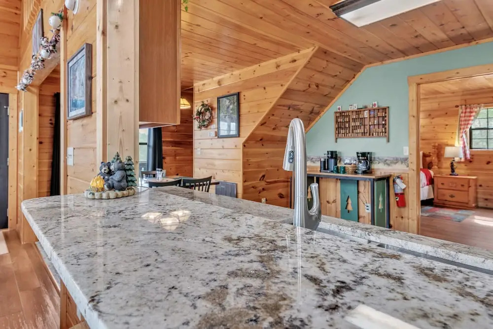 Cabin in the Woods w/ Hot Tub & Games!