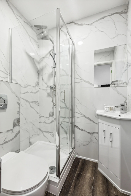STH Sutherland Avenue Apartment