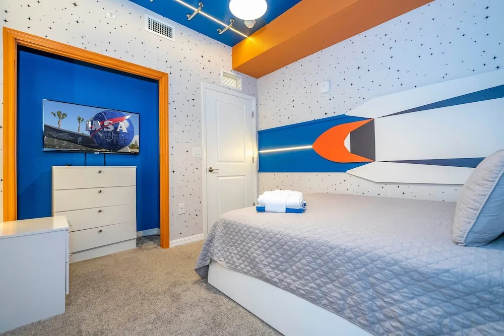 Stylish 2-br Apt Sleeps 7 Near Disney Magic