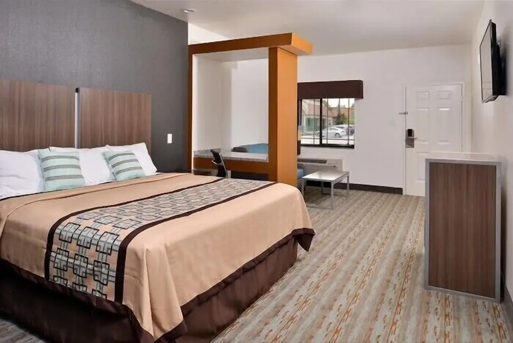 Scottish Inn & Suites - Conroe